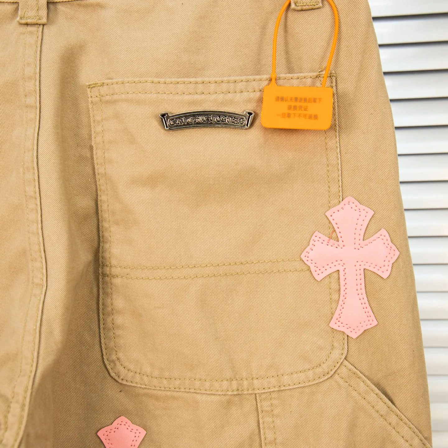 P260 Chrome Hearts Cherry Blossom Pink Leather and Wooden Spliced ​​Washed Jeans Authentically restore the ultimate vintage texture. Three-dimensional version. Loose and comfortable, not picky about the figure. Makes taller and slimmer. Factory-made. Original factory quality control. Same style for men and women. Can be matched with couples. Versatile recommendation. Must-have jeans for all seasons. Fashionistas have been disappointed. The quality selection of fabrics, the tailoring of details, and the matching of patterns are all impeccable! The upper body is so handsome when worn...it can be easily worn by men, women and children! The craftsmanship is made of heavy-duty washed pure cotton denim fabric. After washing, it is soft and thick. It is very stylish when worn on the body. Style number: 1758# (the same jacket is available) Color: Khaki Size: 28 30 32 34
